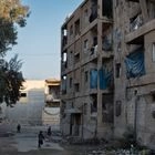 Παιδιά παίζουν έξω από τα ερείπια κτιρίου στη Ράκα.