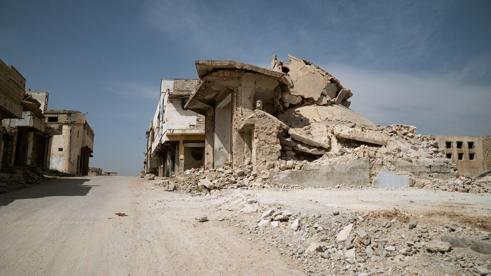 Τα ερείπια των κτιρίων που καταστράφηκαν στην πόλη Tadif, ανατολικά του Χαλεπίου, στη Συρία