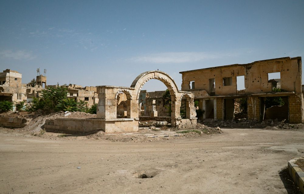 Τα ερείπια των κτιρίων που καταστράφηκαν στην πόλη Tadif, ανατολικά του Χαλεπίου, στη Συρία.