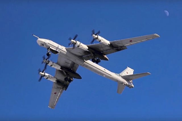 Ρωσικά στρατηγικά βομβαρδιστικά Tu-95MS σε τετράωρη περιπολία πάνω από τη Θάλασσα Μπάρεντς