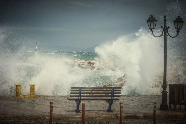 Καιρός: Θυελλώδεις άνεμοι σε όλη σχεδόν τη χώρα – Πότε υποχωρούν