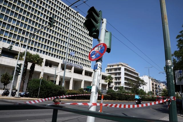 Λ. Αλεξάνδρας: Δυσχέρειες στην κυκλοφορία λόγω κινδύνου πτώσης φαναριού