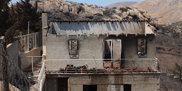 Φωτιά στην Ανατ. Αττική: Ξεκίνησαν οι αυτοψίες στις πληγείσες περιοχές