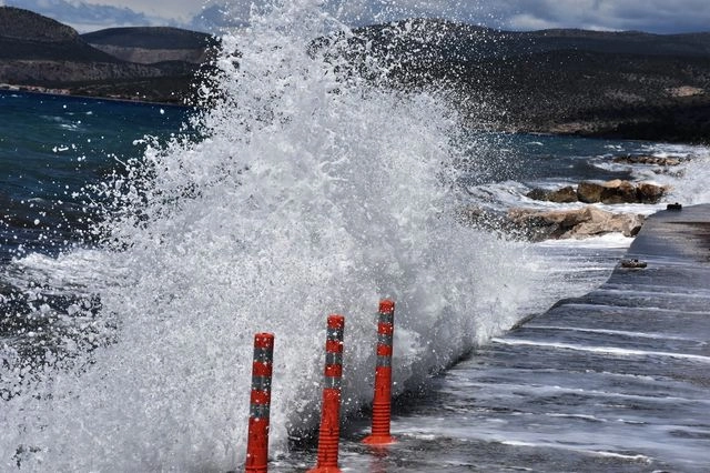 Οι ριπές ανέμων ξεπέρασαν τα 100 χλμ/ώρα – Αναλυτικός χάρτης