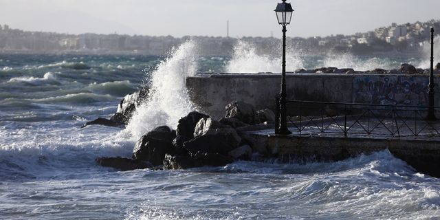 Καιρός: Δεν κοπάζουν οι άνεμοι – Νέα άνοδος της θερμοκρασίας