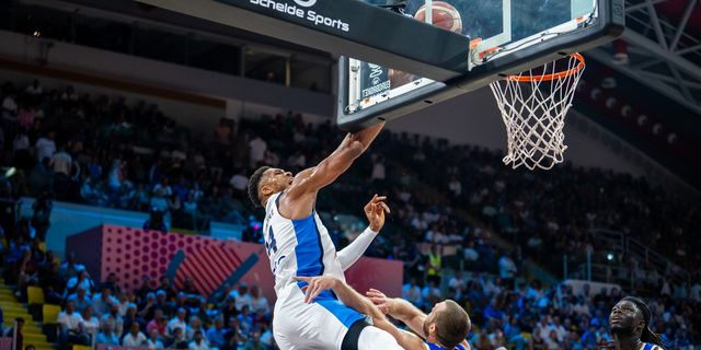 EuroBasket 2025: Το εντυπωσιακό κάρφωμα του Γιάννη Αντετοκούνμπο απέναντι στην Ιταλία