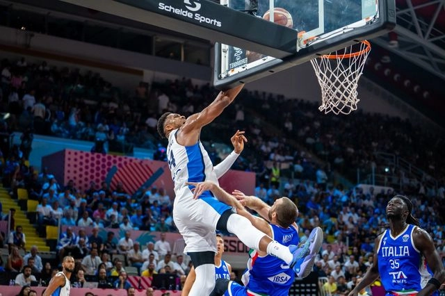 EuroBasket 2025: Το εντυπωσιακό κάρφωμα του Γιάννη Αντετοκούνμπο απέναντι στην Ιταλία