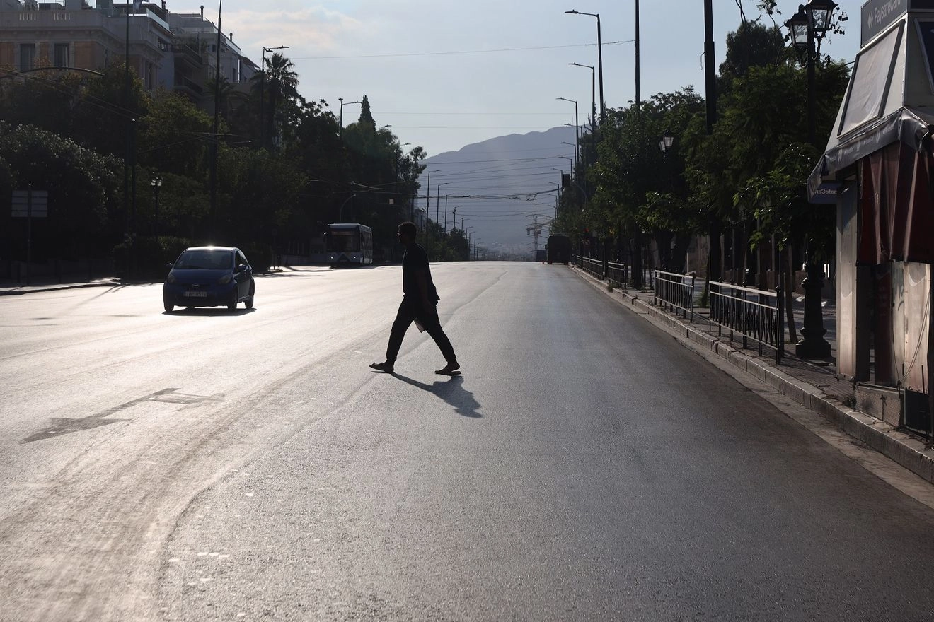 Άδεια η Αθήνα τον Δεκαπενταύγουστο – Εικόνες απόλυτης ηρεμίας στην πρωτεύουσα