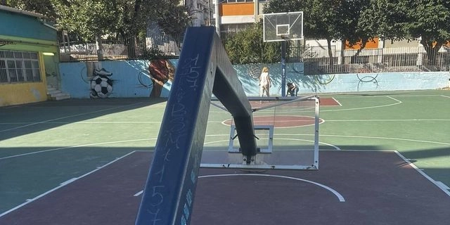Ζωγράφου: “Ξεριζώθηκε” μπασκέτα σε σχολείο – Τραυματίστηκε νεαρός