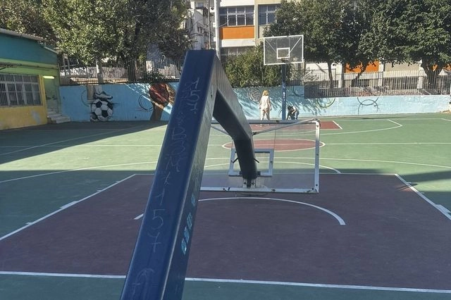Ζωγράφου: “Ξεριζώθηκε” μπασκέτα σε σχολείο – Τραυματίστηκε νεαρός