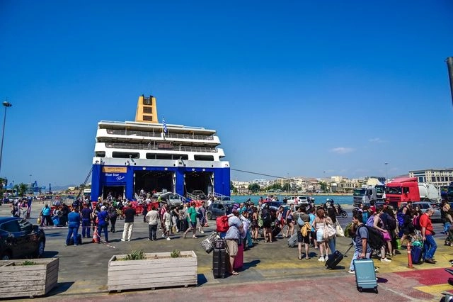 Blue Star Μύκονος: Προσωρινή απαγόρευση απόπλου από τον Πειραιά – Τι συνέβη