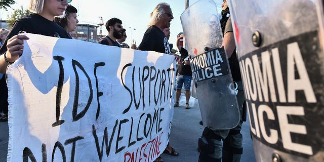 Διαμαρτυρία πολιτών για το ισραηλινό κρουαζιερόπλοιο Crown Iris – Επίθεση από ΜΑΤ