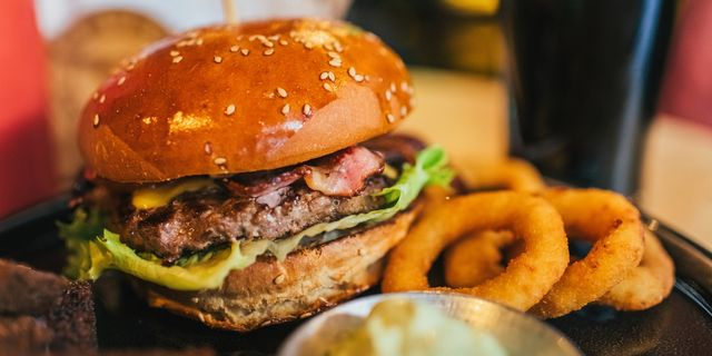 Ο Τραμπ θέλει να απελάσει τον ιδιοκτήτη του… Trump Burger