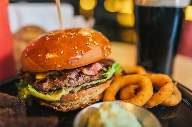 Ο Τραμπ θέλει να απελάσει τον ιδιοκτήτη του… Trump Burger