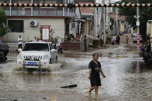 Κίνα: Χιλιάδες άνθρωποι εγκατέλειψαν τις εστίες τους μετά τις καταρρακτώδεις βροχές