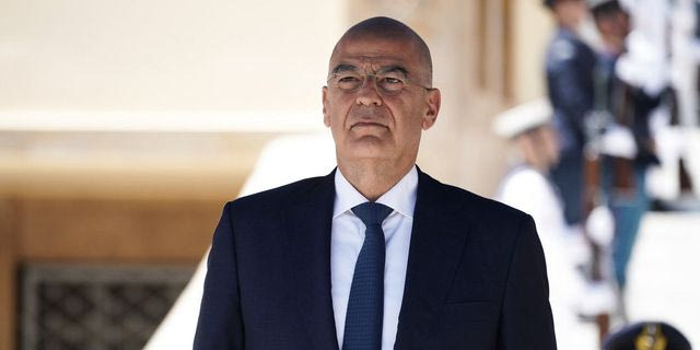 Αυτοθυσιαστείτε, τι σας ζητάνε;