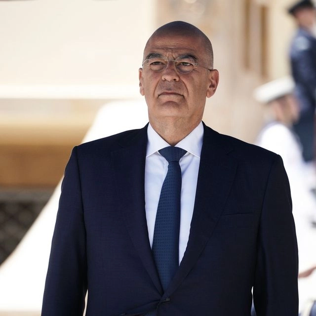 Ο Δένδιας μένει έξω από το παιχνίδι του διχασμού για τον Άγνωστο Στρατιώτη