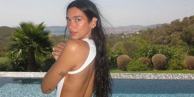 Η Dua Lipa μάς γυρίζει την πλάτη και ανυπομονεί να γίνει 30