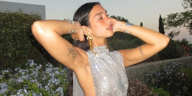 Dua Lipa: Με “killer dress” δεν σταματά να μετράει τούρτες – Η νέα σέξι γενέθλια εμφάνιση