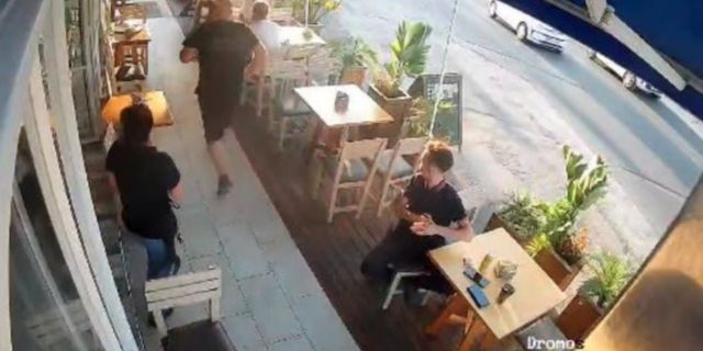 Χανιά: Εργαζόμενος σε ψησταριά έσωσε πελάτη από πνιγμό – Δείτε το video