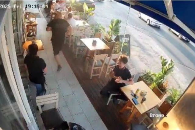 Χανιά: Εργαζόμενος σε ψησταριά έσωσε πελάτη από πνιγμό – Δείτε το video