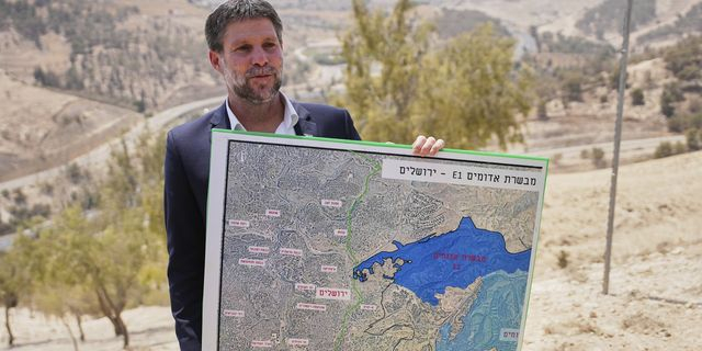Ο Μπεζαλέλ Σμότριτς με χάρτη του σχεδίου Ε1