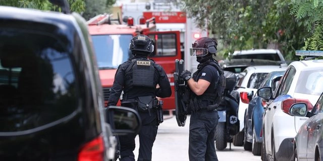 57χρονος ταμπουρώθηκε στο σπίτι του στον Χολαργό
