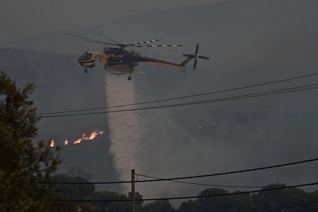 Φωτιά σε τέσσερα μέτωπα στα Γρεβενά – Κεραυνοί και ισχυροί άνεμοι στην περιοχή