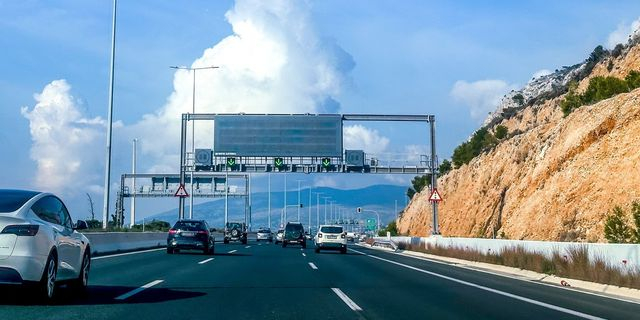 Οδηγός πήγαινε για 25 χιλιόμετρα ανάποδα στην Εθνική Οδό – Σταμάτησε όταν τράκαρε με νταλίκα