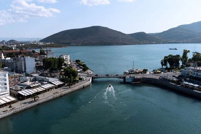 Κυκλοφοριακό χάος στη Χαλκίδα – “Κόλλησε” η παλιά γέφυρα του Ευρίπου