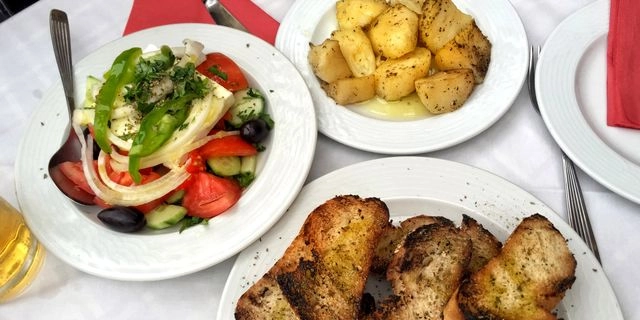 Έξοδος για φαγητό στην Αθήνα