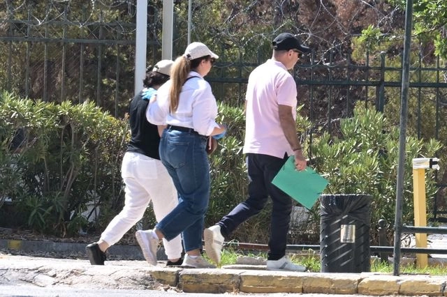 Παλαιό Φάληρο: Έφτασε στον ανακριτή η μητέρα της 3χρονης – Βίντεο