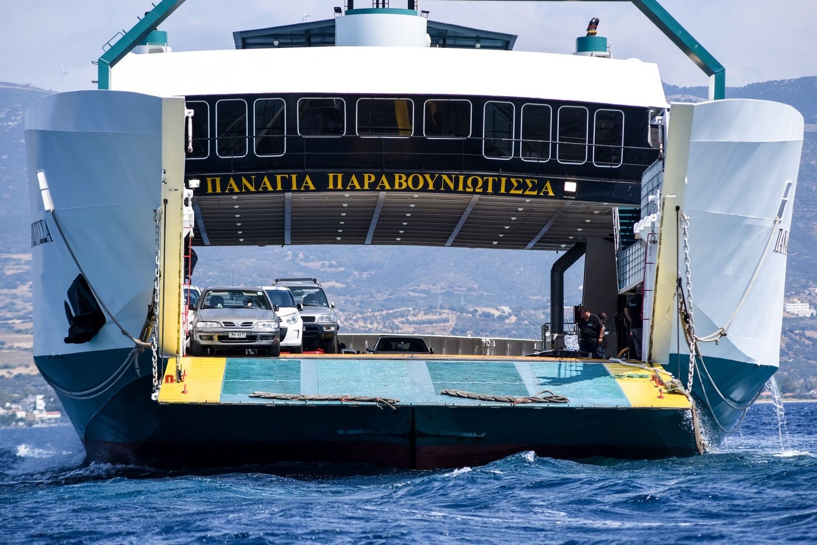 Προσπάθειες ρυμούλκησης του φέρι μποτ