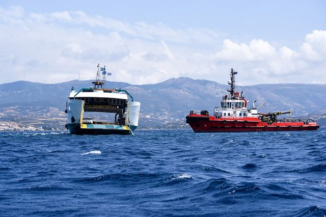 Προσπάθειες ρυμούλκησης του φέρι μποτ