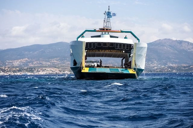 Προσάραξη φέρι μποτ σε ξέρα