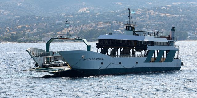 Παραμένει κολλημένο το φέρι μποτ που έπεσε σε ξέρα στα Στύρα – Τι καταγγέλλουν οι επιβάτες
