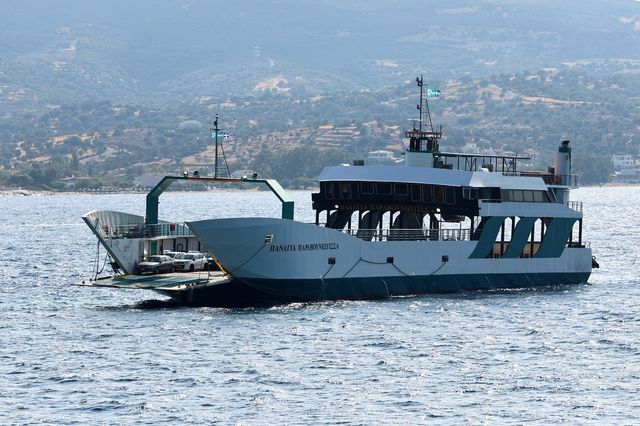 Παραμένει κολλημένο το φέρι μποτ που έπεσε σε ξέρα στα Στύρα – Τι καταγγέλλουν οι επιβάτες
