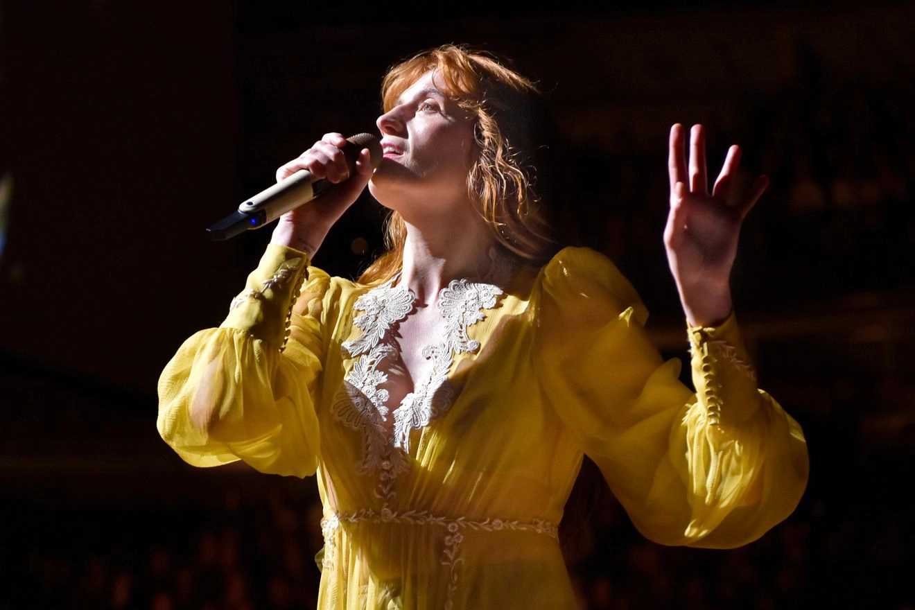 H Florence με τον κιθαρίστα των IDLES – Ένα “ουρλιαχτό” για το Halloween
