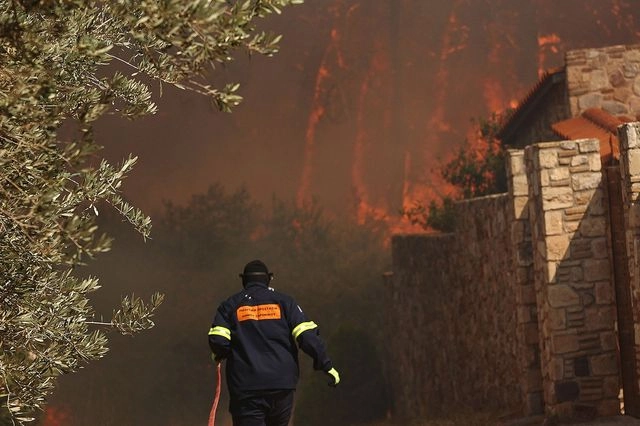 Φωτιά στην Κερατέα: Πώς θα κινηθούν οι άνεμοι τις επόμενες ώρες