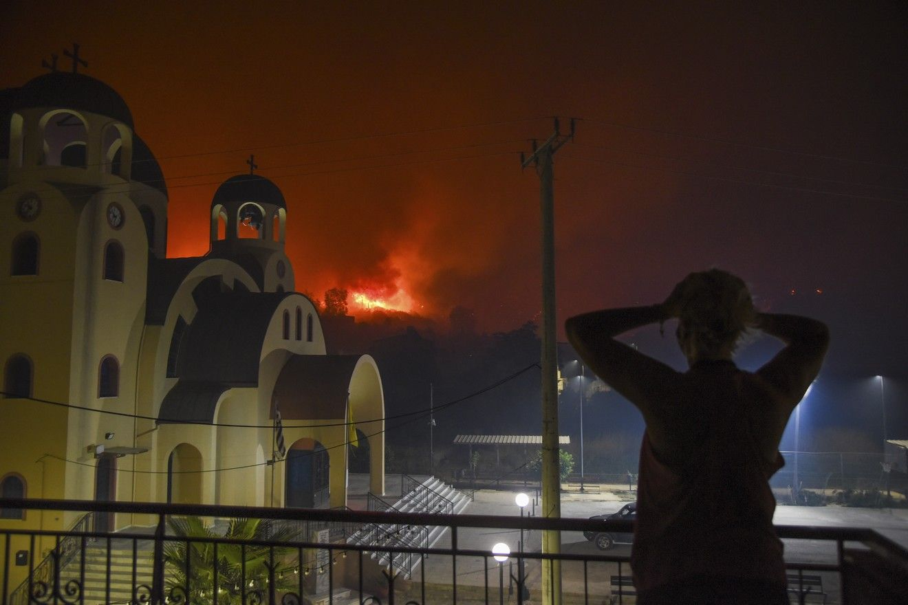 Φωτιές: Εικόνες αποκάλυψης σε Αχαΐα και Χίο – Συγκλονιστικά καρέ