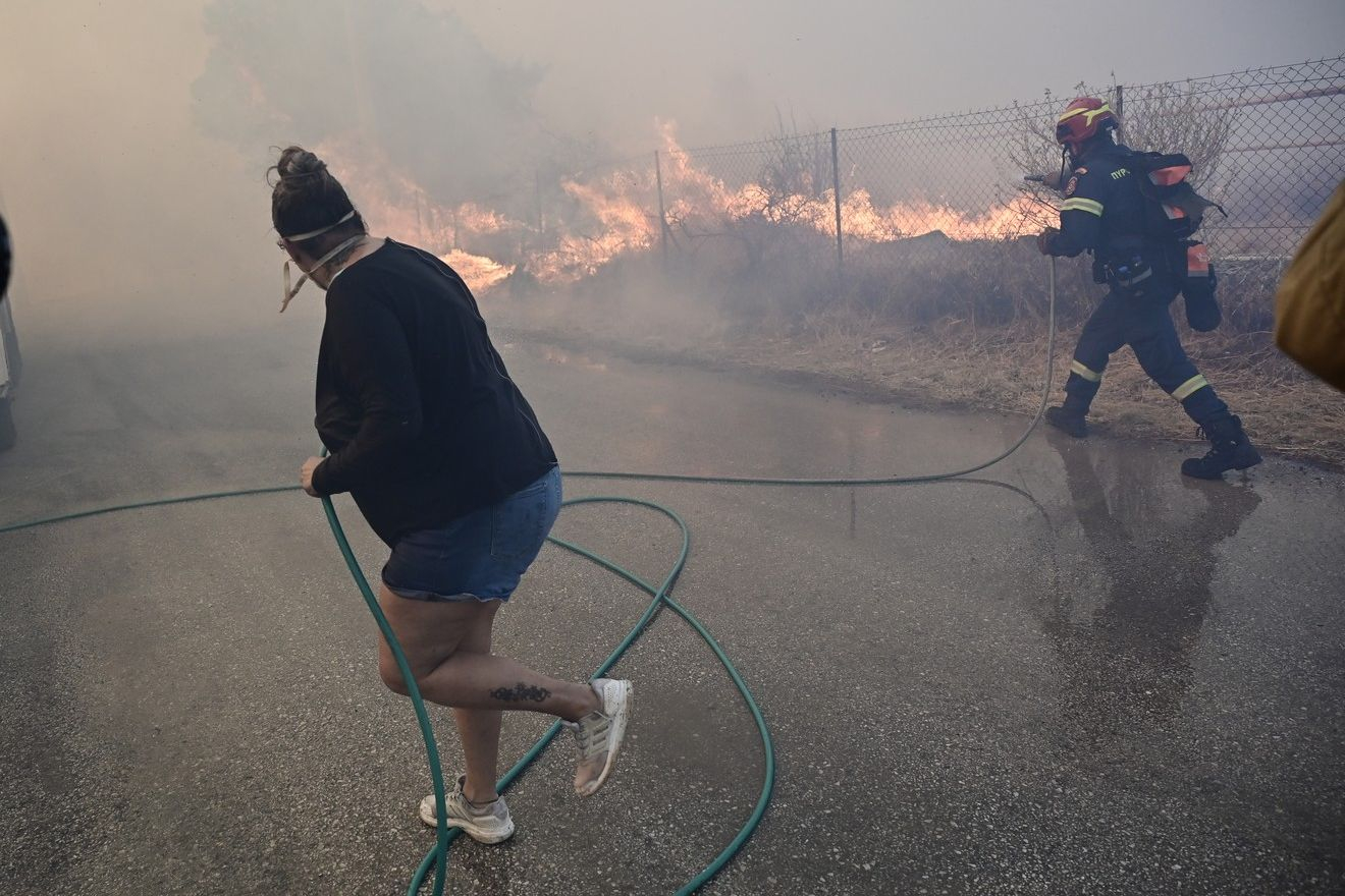 Κερατέα: Σπίτια στις φλόγες – Συγκλονιστικές εικόνες από τη φωτιά