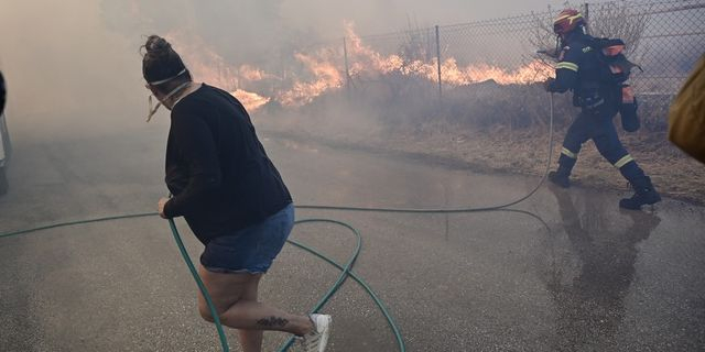 Κερατέα: Σπίτια στις φλόγες – Συγκλονιστικές εικόνες από τη φωτιά