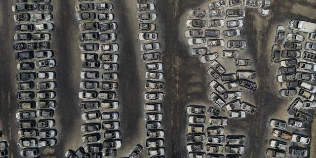 “Νεκροταφείο” αυτοκινήτων στο Τελωνείο Πάτρας – Κάηκαν 550 οχήματα