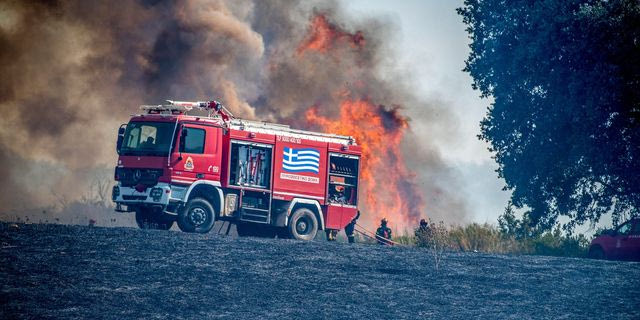 Πυρκαγιά σε χαμηλή βλάστηση (φωτογραφία αρχείου)