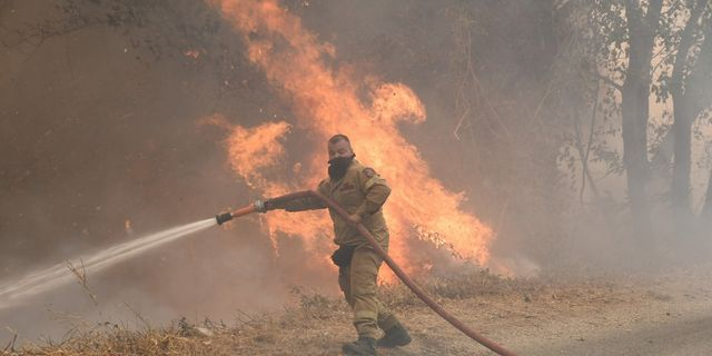 Οι φωτιές στην Ελλάδα έφτασαν στα διεθνή ΜΜΕ – Εικόνες καταστροφής