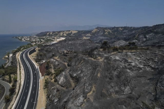 Φωτιές: Η μεγάλη καταστροφή σε Αχαΐα και Χίο από ψηλά – Αποκαρδιωτικές εικόνες