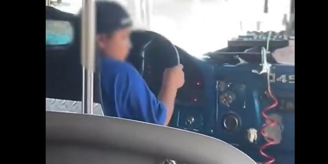 Ανήλικος οδηγεί αστικό στο Μεξικό
