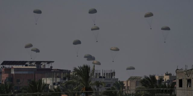 Ρίψη ανθρωπιστικής βοήθειας στη Λωρίδα της Γάζας
