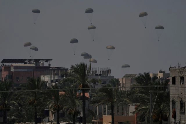 Ρίψη ανθρωπιστικής βοήθειας στη Λωρίδα της Γάζας