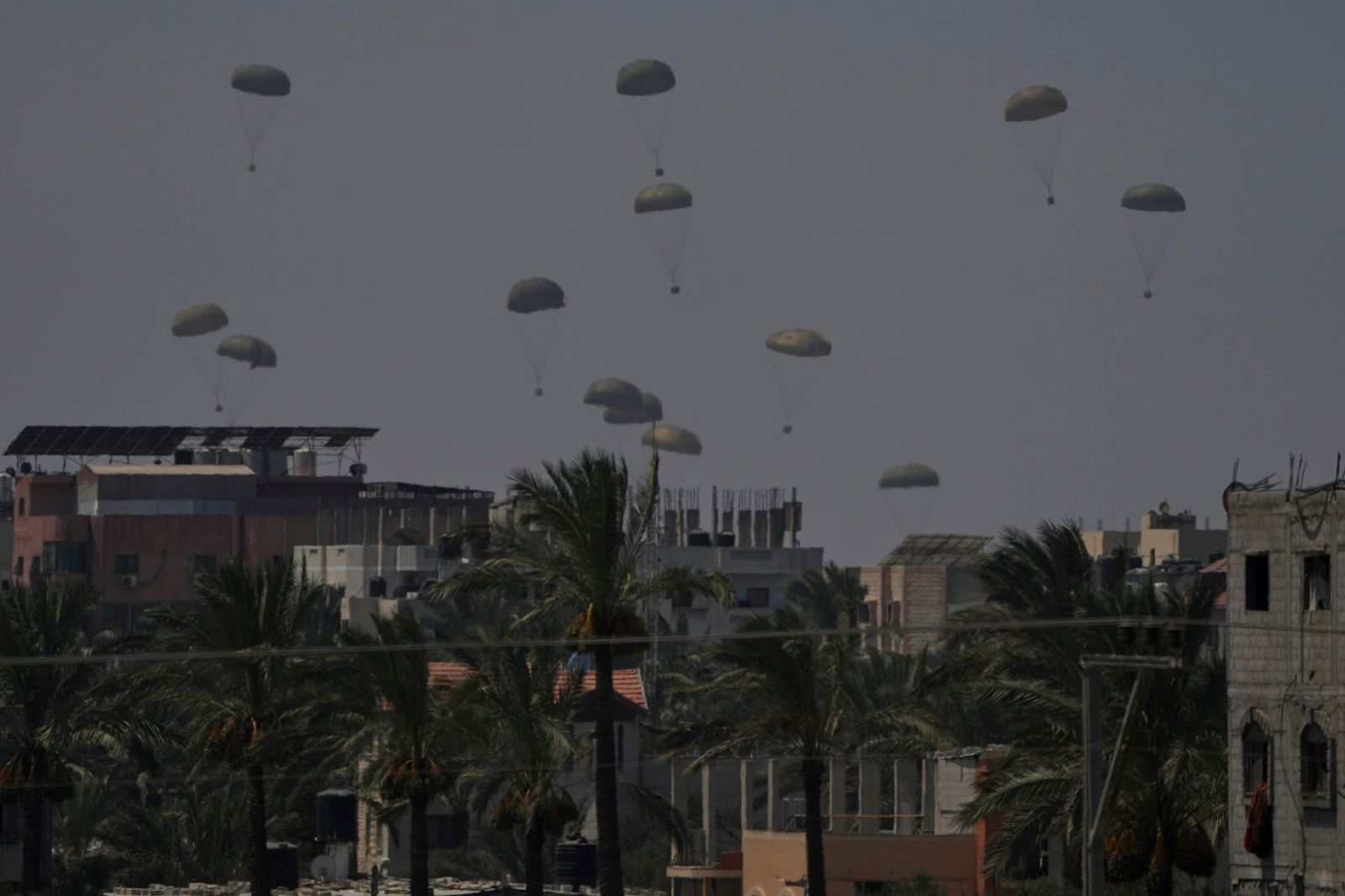 Ρίψη ανθρωπιστικής βοήθειας στη Λωρίδα της Γάζας